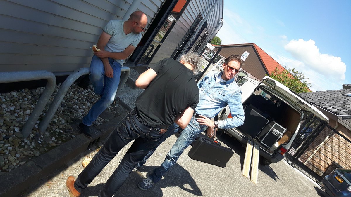 Progressdeband's tweet photo. Wij laden in. Vanmiddag te gast bij Hans Postma in #Zomerradio van @RTVNOF. Komt dat horen!! @hetallerbeste https://t.co/KbfDSbMnKi
