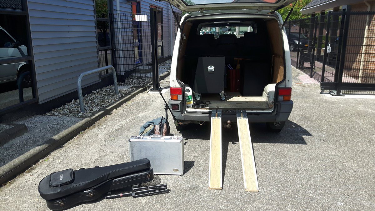 Progressdeband's tweet photo. Wij laden in. Vanmiddag te gast bij Hans Postma in #Zomerradio van @RTVNOF. Komt dat horen!! @hetallerbeste https://t.co/KbfDSbMnKi