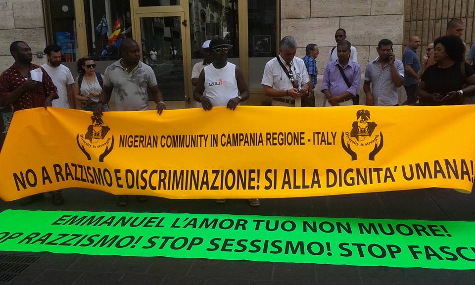 Presidio a Napoli in ricordo di #Emmanuel e tutte le vittime del razzismo Accogliamo i migranti, fermiamo i razzisti