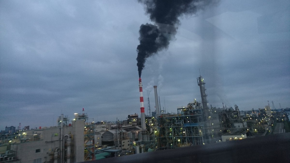 2016年7月9日 山口県宇部市の宇部興産の煙突から真っ黒の黒煙が放出される