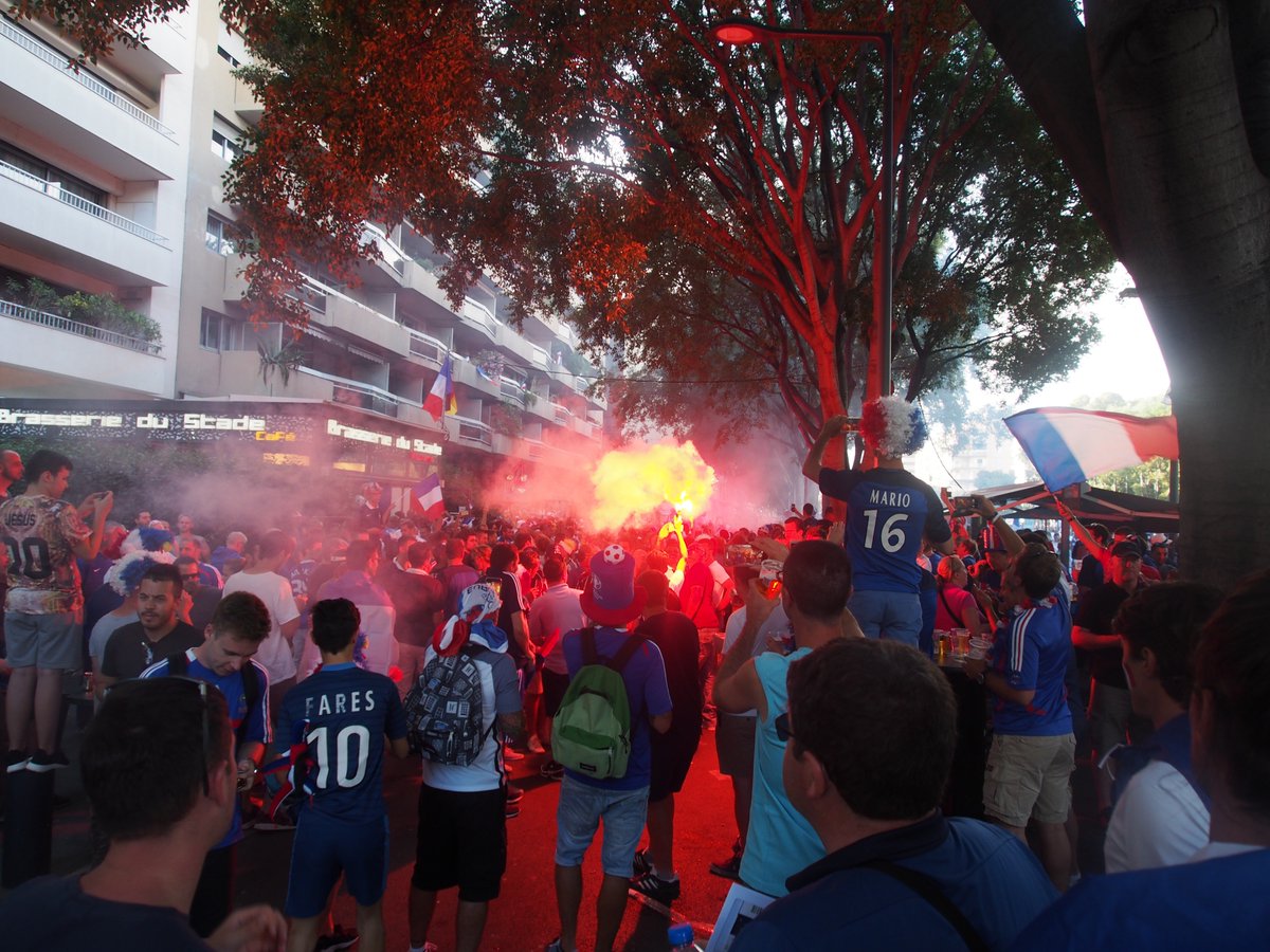UnEuroEnPoche's tweet photo. Le Vel et les Bleus, belle histoire d'amour ! https://t.co/Xcybr4TrRD #UUEP #EURO2016 @IF_Supporters https://t.co/7GjbVPkHtI