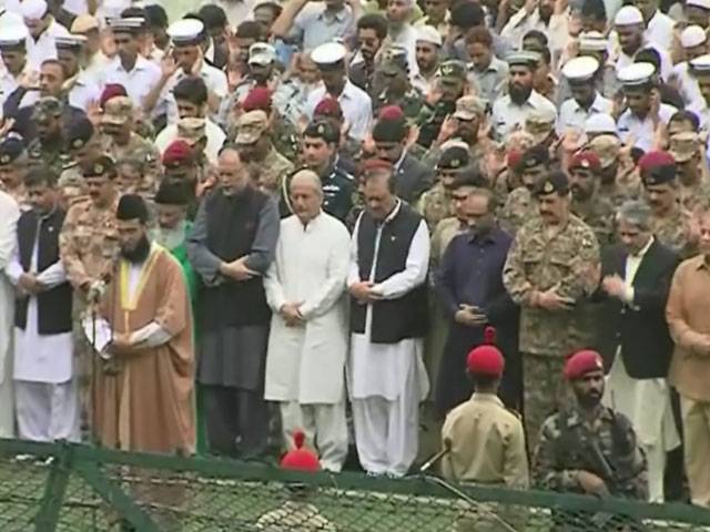 FalakNewspk's tweet photo. #کراچی:عظیم انسان عبدالستار #ایدھی کی نماز جنازہ میں صدر،آرمی چیف اور ہزاروں افراد کی شرکت ،فوجی اعزاز کے ساتھ تدفین https://t.co/CX9s4s3eZd