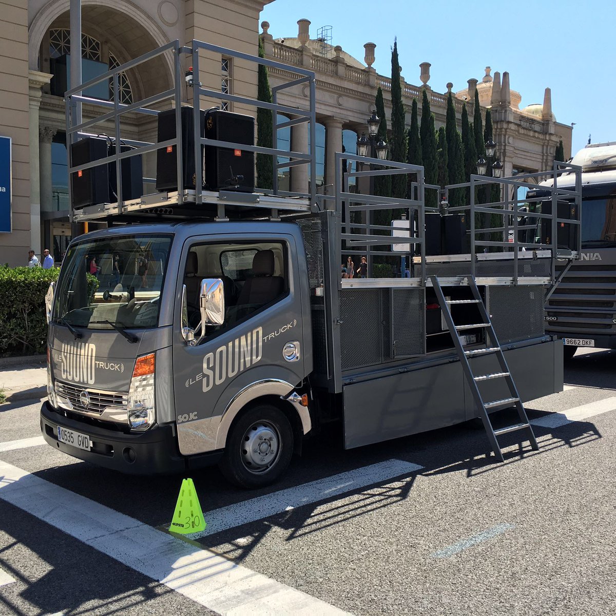 A punt per decorar per la desfilada del <a href="/PrideBarcelona/">PRIDE Barcelona</a> Aquesta tarda, a les 17 pel Paral·lel #PrideBCN2016