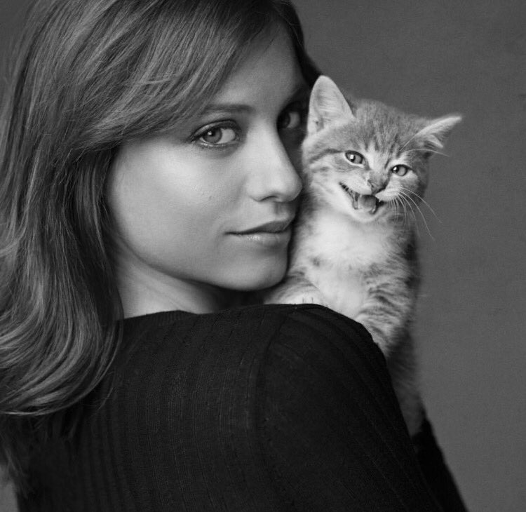 #FelizSabado gatuno con <a href="/MichelleJWeb/">Michelle Jenner</a> y Spock 😻 No te pierdas el resto de fotos, aquí 👉🏼
issuu.com/vimmag/docs/vi…