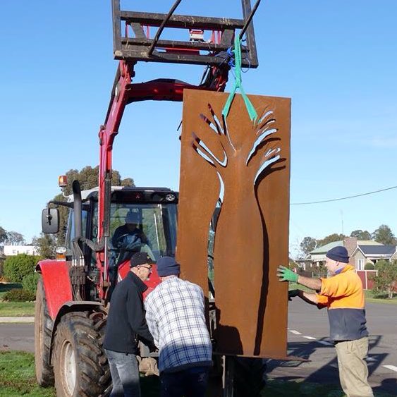 2015 Allan &amp; Maria Myers Outdoor Acquisition, David Doyle's The Town Tree finds its home at Dunkeld Community Centre