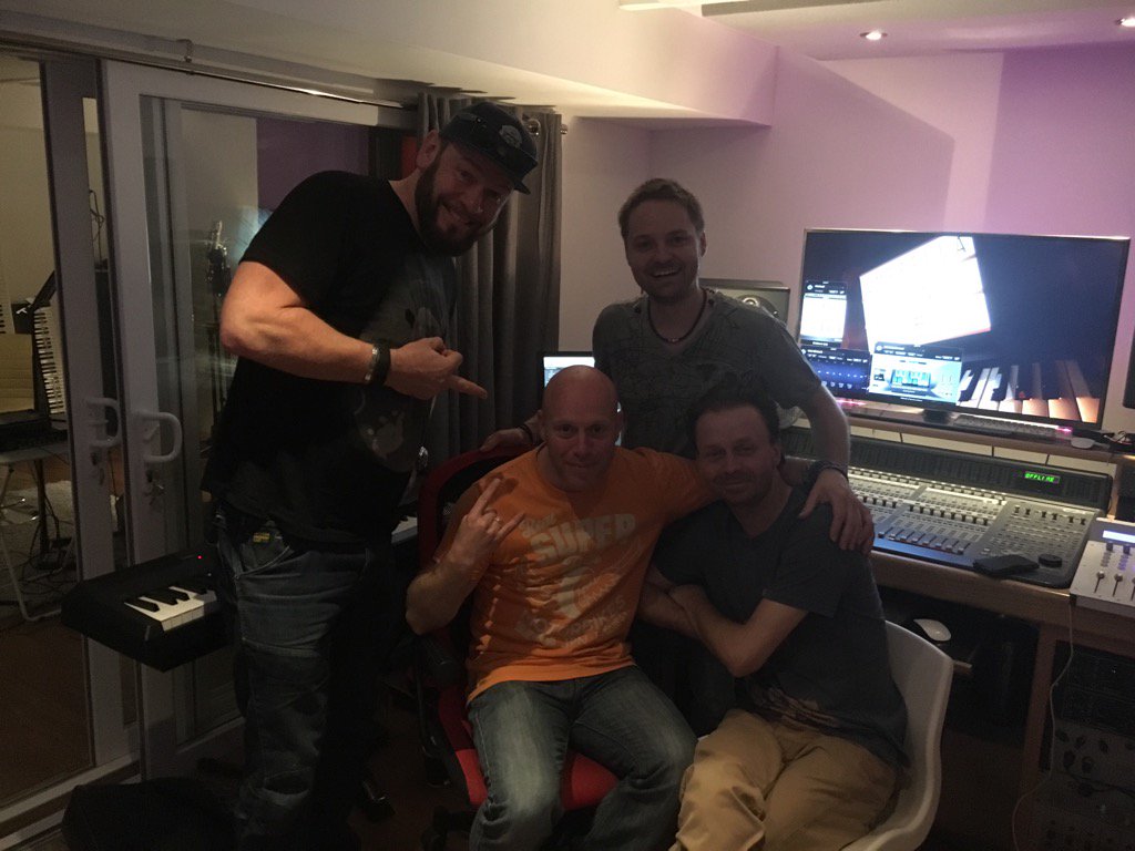 <a href="/zephgould/">zeph gould</a> singing like a demon! For <a href="/ExposureOnStage/">Exposure The Musical</a> <a href="/UmbrellaRooms/">The Umbrella Rooms</a>   <a href="/MarkCollinsMD/">Mark Collins</a> <a href="/CanonUKandIE/">Canon UK and Ireland</a> @St_JamesTheatre