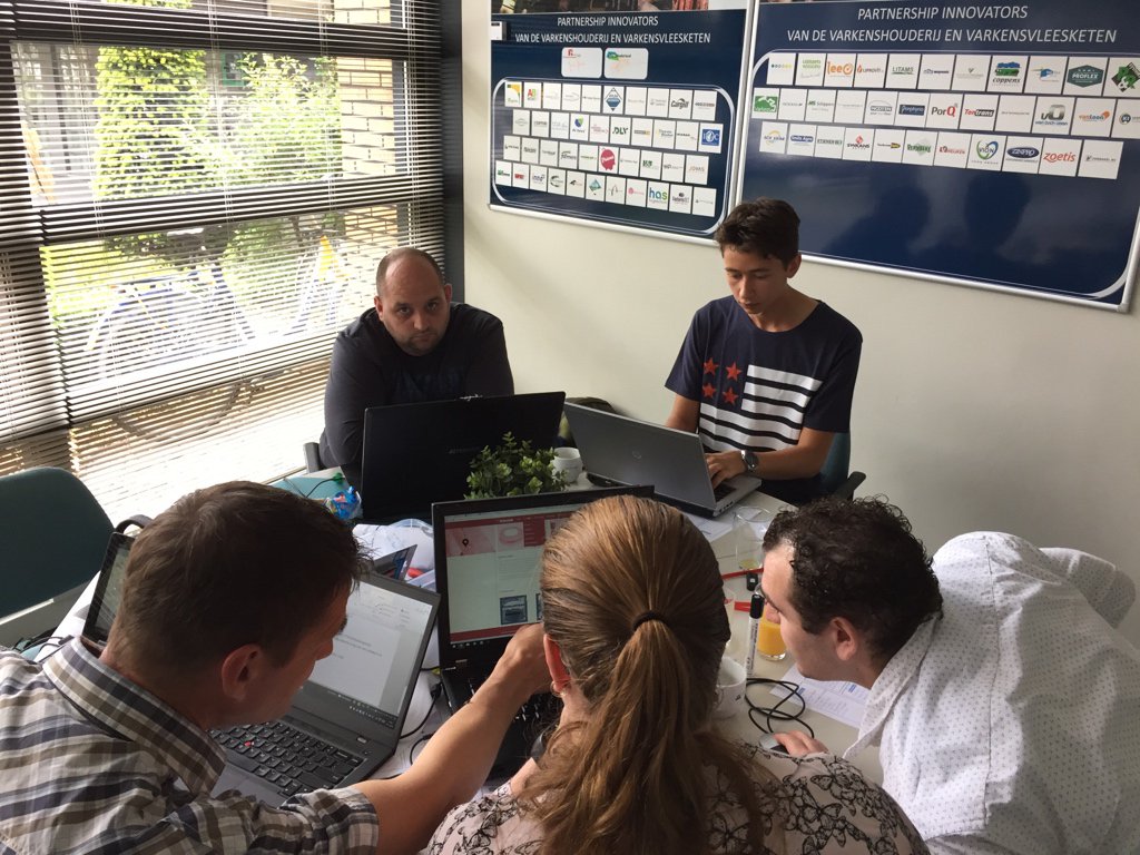 FarmHackNL's tweet photo. Bijna #jurytime op #FarmHackNL #4 met 5! gave pitches! #iot #sensoren #beacons https://t.co/JNvwuOa77X
