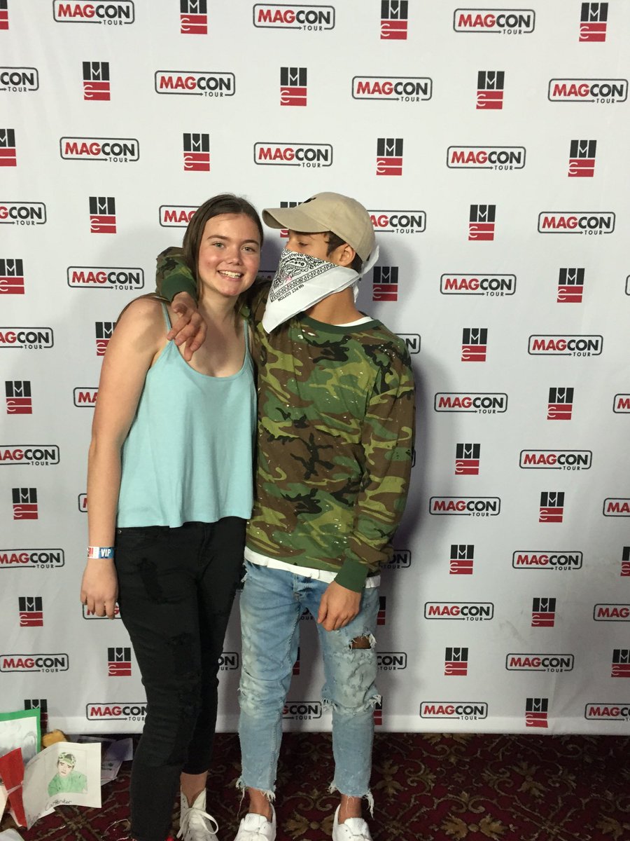 AMcculloch12's tweet photo. @camerondallas :) I felt so tall😩 hahaha love you xxxx 
@MAGCONTOUR #MagconDownUnder https://t.co/ACyVRJj6o0