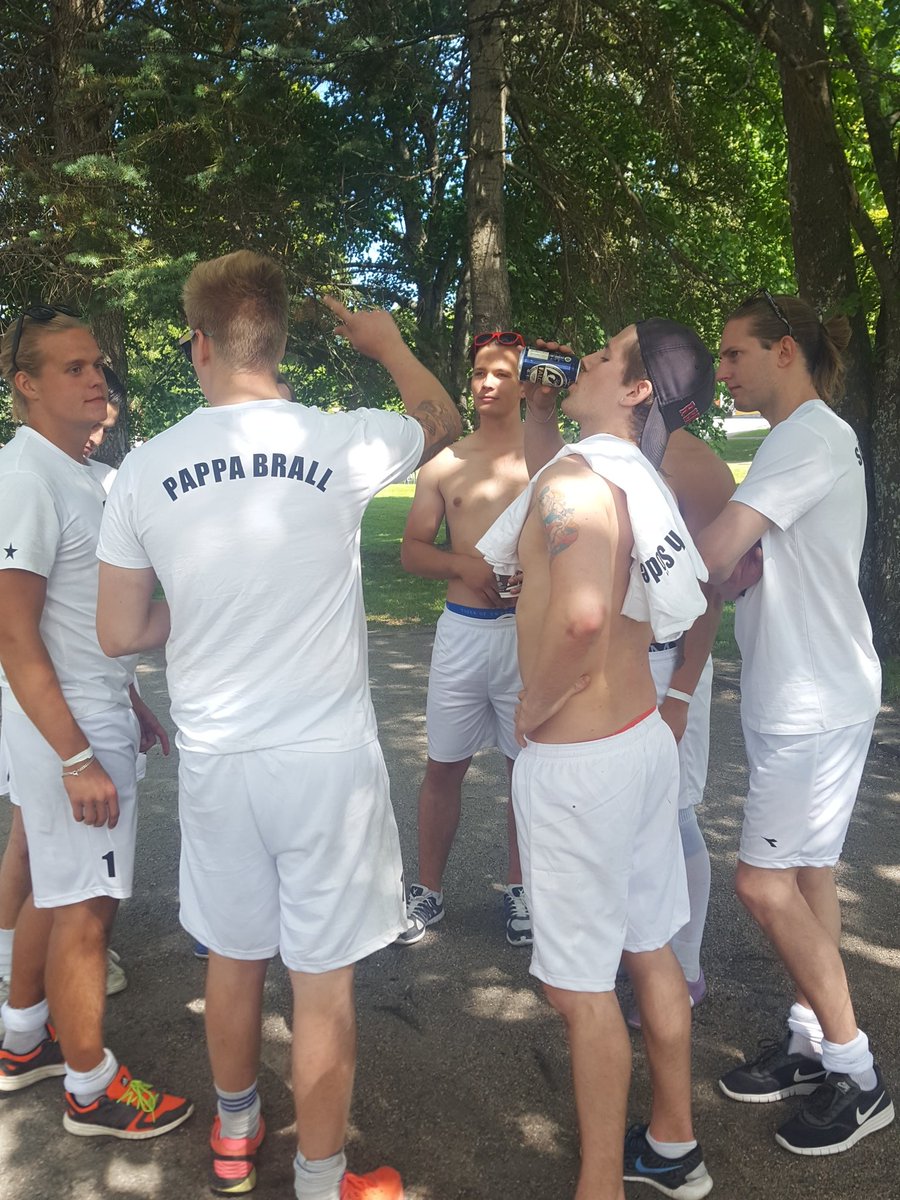 teamNR1's tweet photo. Matchdags, pappa brall drar taktiken för vinst https://t.co/Nlj0KJ9iVO