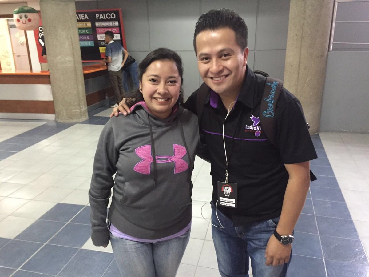 marialemdo's tweet photo. Uno de los mejores recuerdos en #explo2016 foto con @esdraschavezgt un gustazo conocerte. Bendiciones https://t.co/Fxi3zjoIrJ