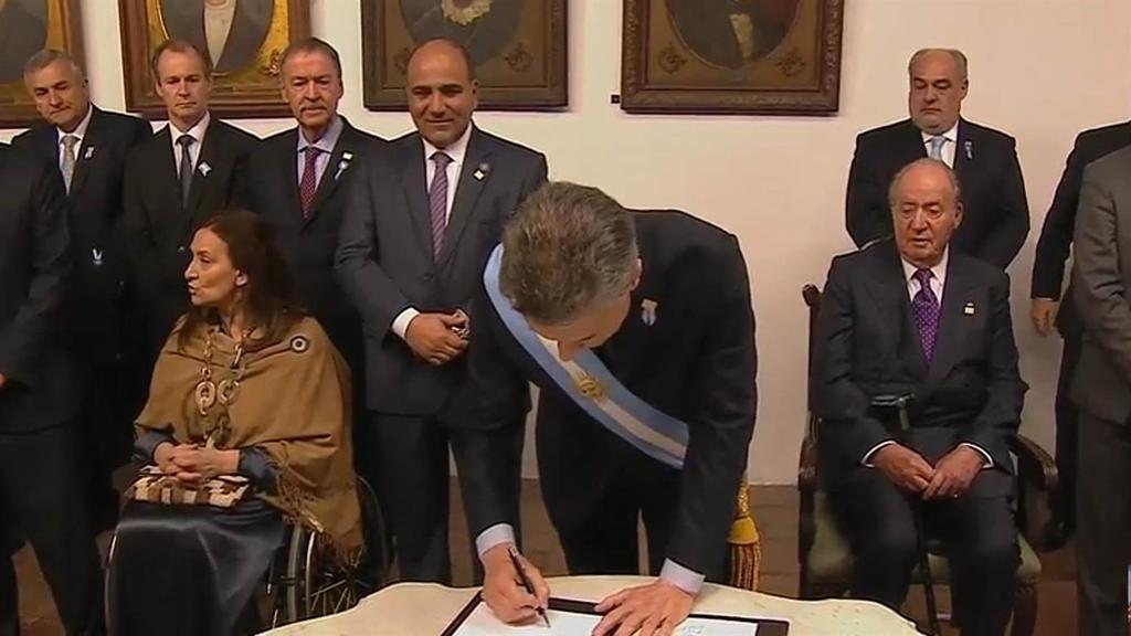 Bicentenario_16's tweet photo. Homenaje a congresales de 1816 y discurso del Presidente por el Bicentenario. #FelizDiaDeLaPatria https://t.co/0Dcz6EWWwq