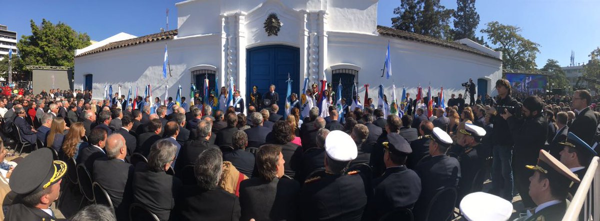 Bicentenario_16's tweet photo. Homenaje a congresales de 1816 y discurso del Presidente por el Bicentenario. #FelizDiaDeLaPatria https://t.co/0Dcz6EWWwq