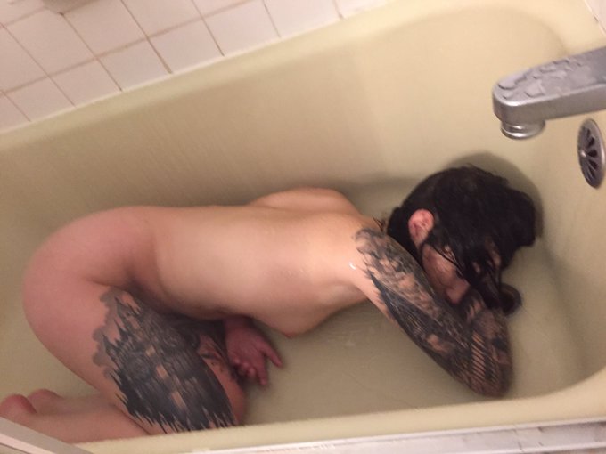 Also I just found this on my phone. My best friend took good care of me apparently 😒😒😒😒 https://t.co