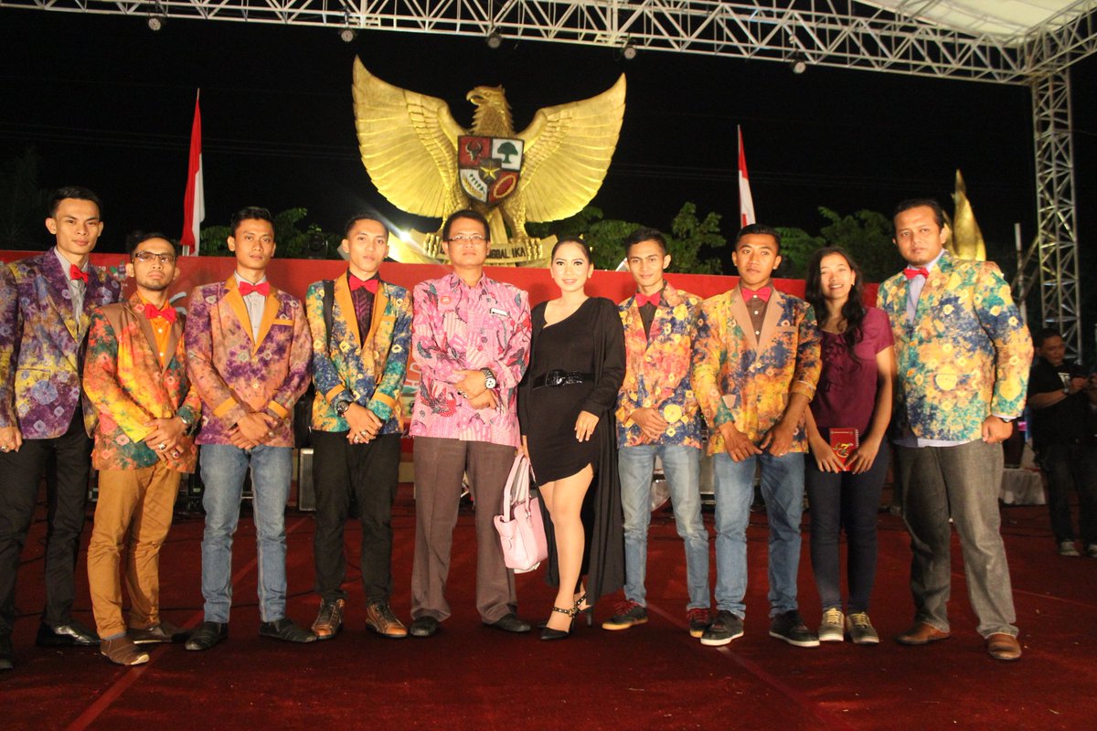 amind1201's tweet photo. @RUSAKBAND beserta Pimpinan RSUD Sekaligus Eksekutif Produser dan perwakilan putri kesehatan. @GoProbolinggo https://t.co/RwlrwqGgN0