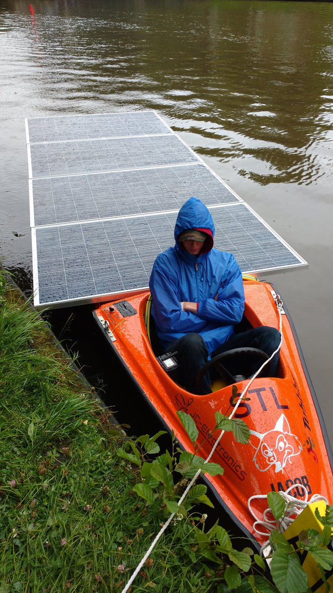 Helaas moeten wij het laatste stukje gesleept worden. Onze accu's zijn leeg en de panelen brengen niet genoeg op 😭