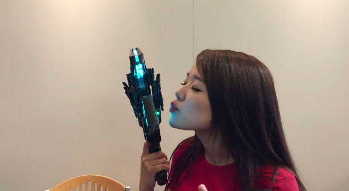 j_onefr's tweet photo. [Japan Expo] Le Dominator, l'arme emblématique de Psycho-Pass, se trouve à #JapanExpo（*´▽｀*）https://t.co/yydjWphXW6 https://t.co/uymmMt0jVZ