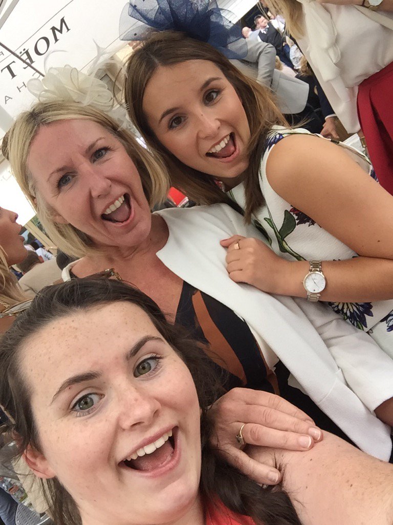 louisegarnett1's tweet photo. @jginorton York races with @eleanor_garnett and Pippa Garnett πΎπ©π΄ #moetbar #winning https://t.co/9lNBdDyi4v