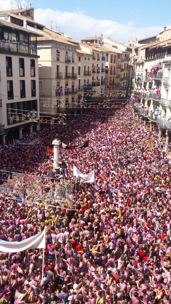 Espectacular la Plaza del Torico para la puesta del pañuelico #Vaquillas2016 <a href="/InterpeTeruel/">Interpeñas Teruel</a> #Teruel