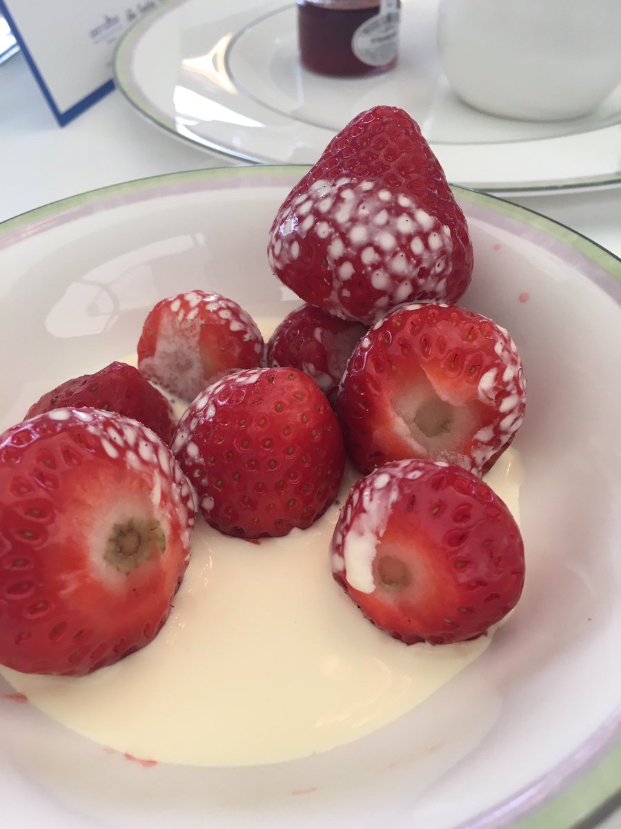 SiobhanMcGarry's tweet image. #wimbeldon #LadiesFinal #SerenaWilliams #champ #perfectsaturday