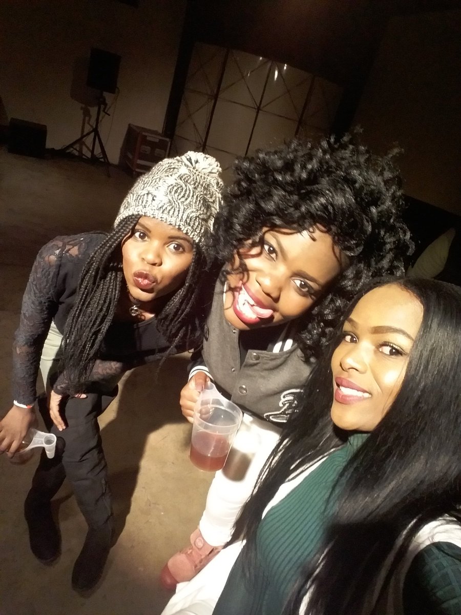 ThandoPeaches's tweet photo. #TheWeekendShandis
@Luella_X @i4inno ♥💛 https://t.co/Rskw8rh5rQ