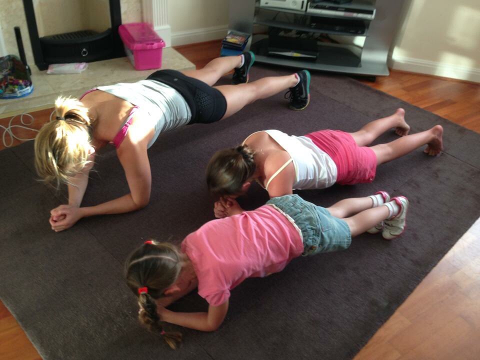 Empress2976's tweet image. I managed 3min 20 secs and the girls about 1min #ironabs #plank #PROMiXXChallenge