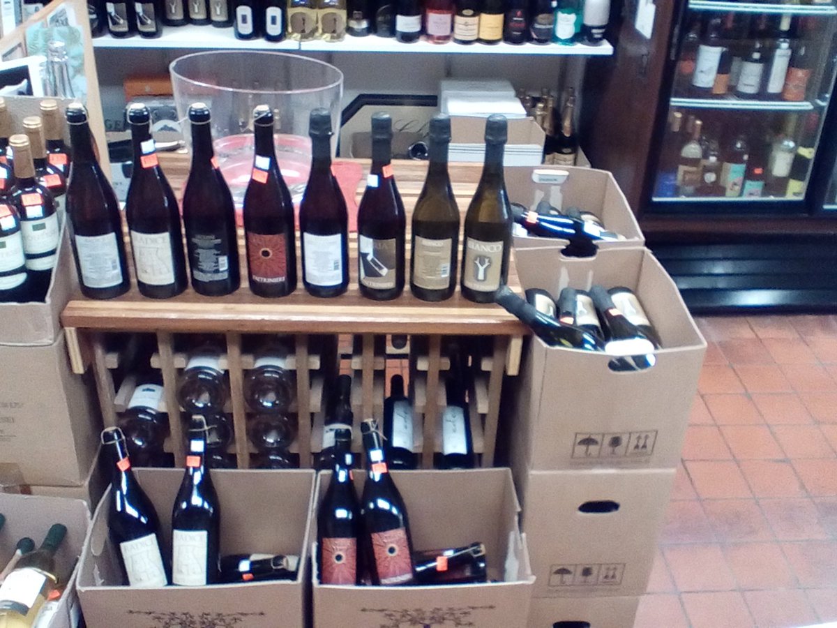 WineEnabler's tweet photo. Tasting w/o #owner #winemaker @AllbertoPaltrinieri @Robert Kennedy #Lambrusco #Spumant 2-6pm, #FreeWineTasting Caio! https://t.co/AfCDgnKDWW
