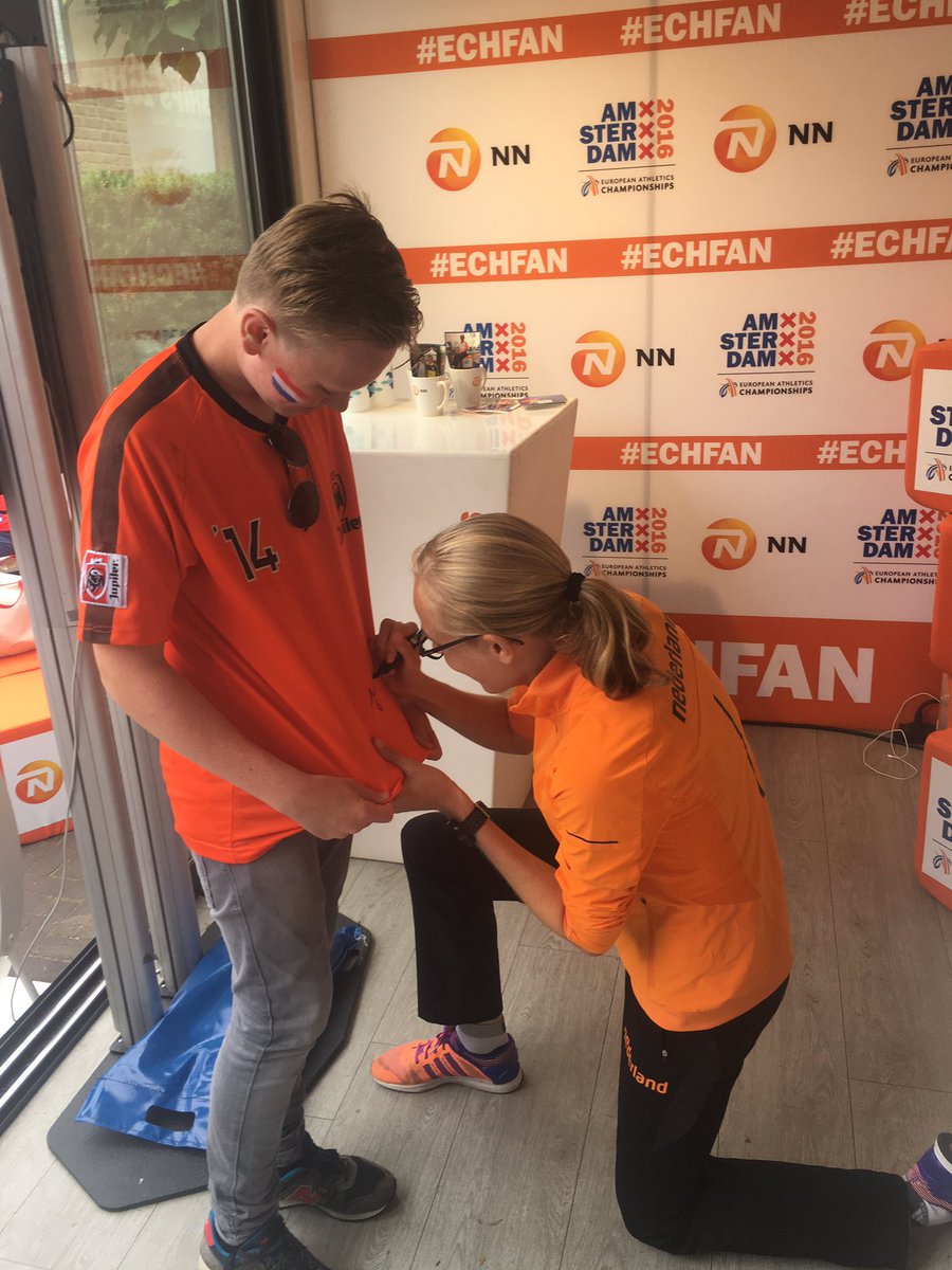 hjtimmermans's tweet photo. Een meet&greet met @JipVastenburg in de social zone. #ECH2016 #ECHFAN https://t.co/FR47VXt44Z