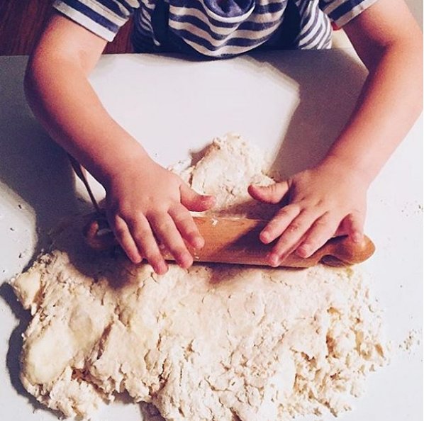 WE MAKE OUR BISCUITS FROM SCRATCH!! ☁️☁️☁️  Ok that's all. Come hang it's the weekend! pc: @ameliapresents 💫