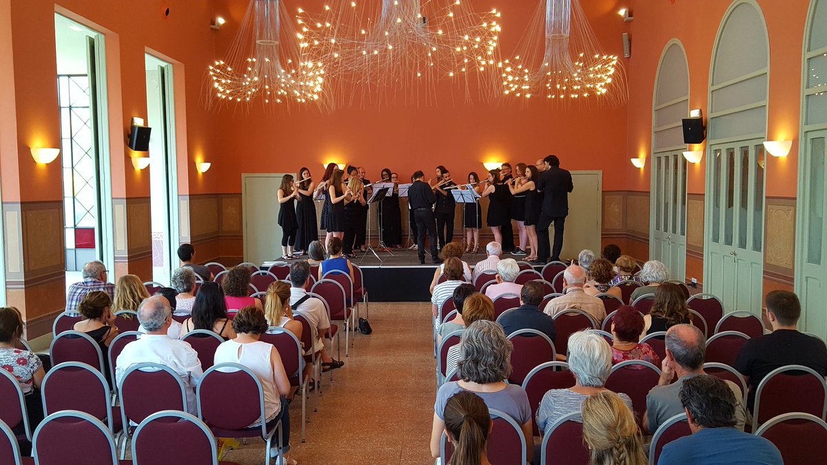 IsidrePineda's tweet photo. Intercanvi musical de flautes i a ritme de "txa-txa-txa"! ;) #Flaustaff #CaldesDeMontbui #Gland #Catalunya #Suïssa https://t.co/Rw5hbBHjpR