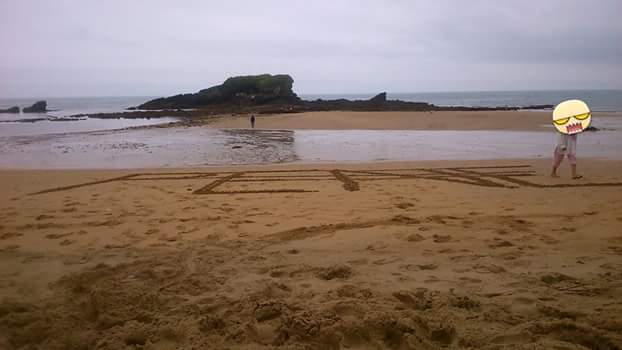 rosamariaartal's tweet photo. La censora de la playa. No pudo resistir leer "pene" y se lanzó a borrarlo  https://t.co/c8Nrxhc3jD https://t.co/FfTTN5tNC7