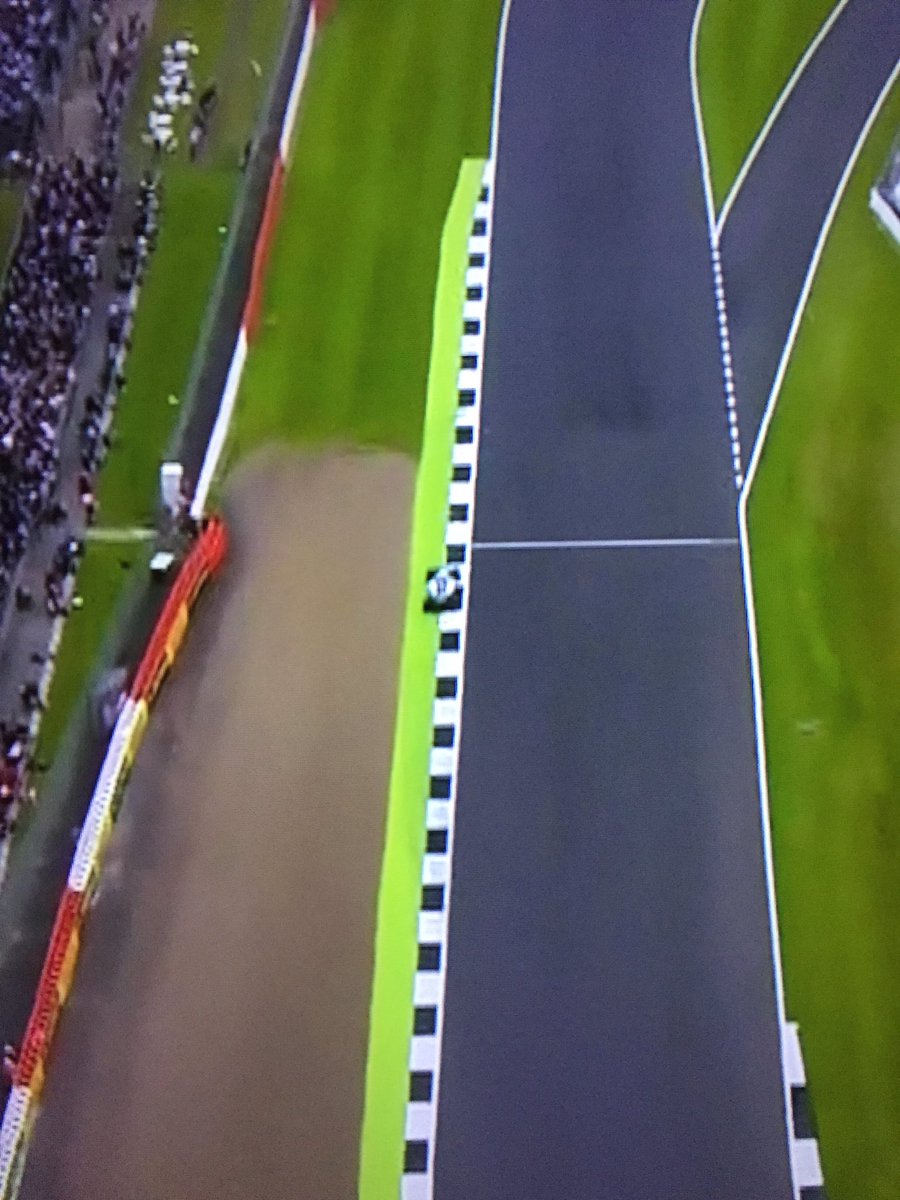 muggo05's tweet photo. @SkySportsF1 Hamiltons lap https://t.co/2DHJkic1uQ