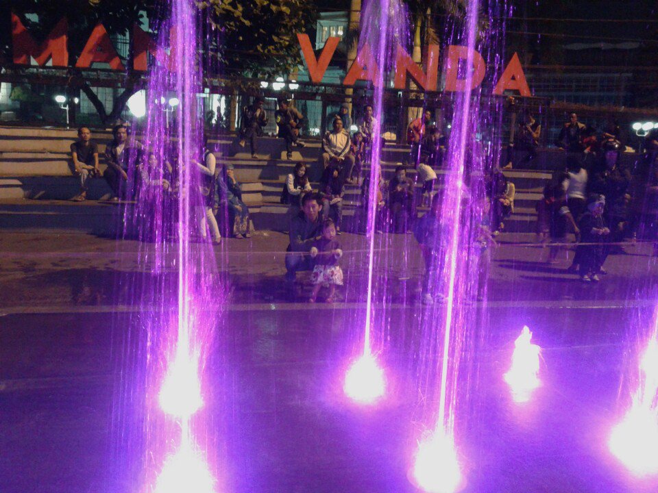 upfu30's tweet photo. Main air mah *dede* (@ Taman Vanda in Bandung, Indonesia w/ @ksp_10) https://t.co/tt7Bjj7UT3 https://t.co/CywHBvDnuL