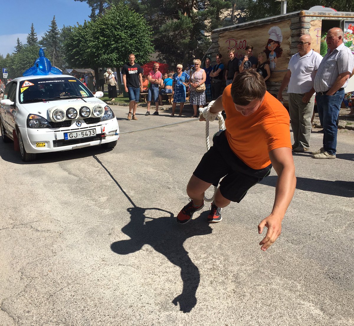 DaceJanova's tweet photo. Bez autosporta, nu vismaz mašīnām, arī zvejnieksvētkos nu nekādi 😊 https://t.co/jl90EcoeR2