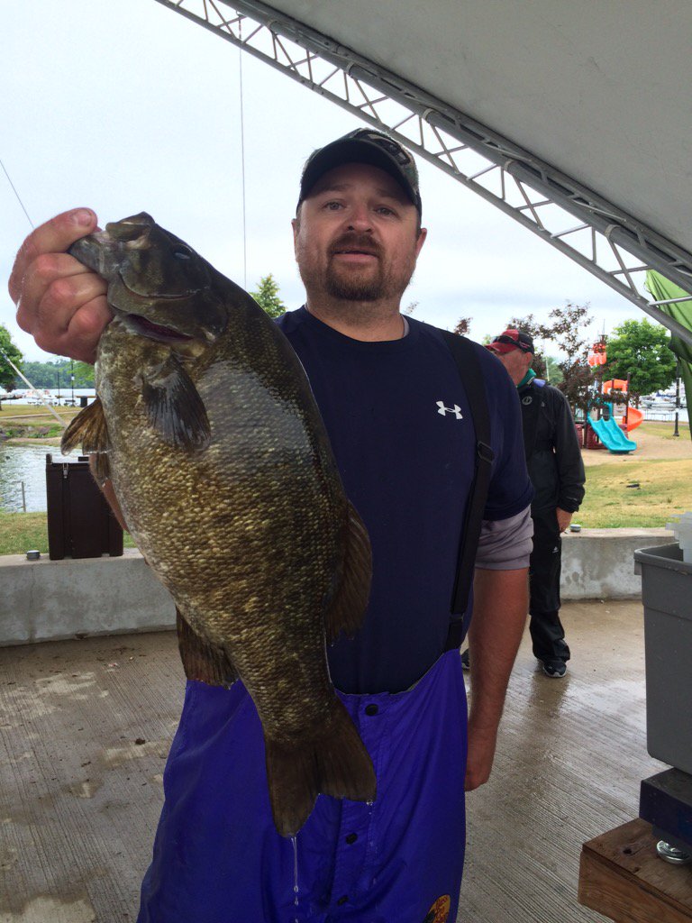 Big Bass Challenge. So far for the 9- 10 am goes to Mike Dawson with 5.4 lbs. @GarryFisher5 #bigbasschallenge