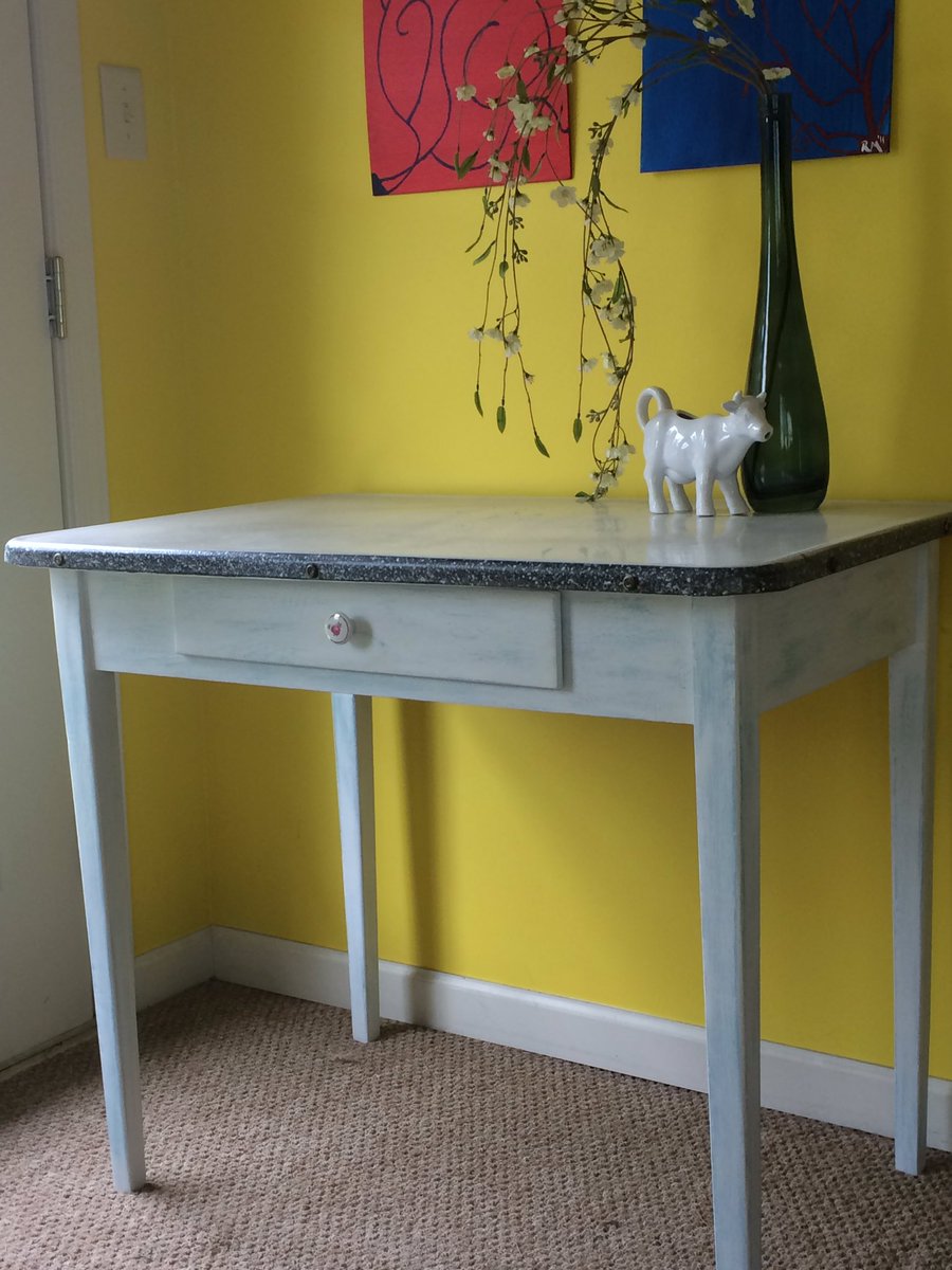 McPeakAngela's tweet image. Beautiful vintage table. Message me for details. Please RT. $150. #sharedcreativity #craftygirl