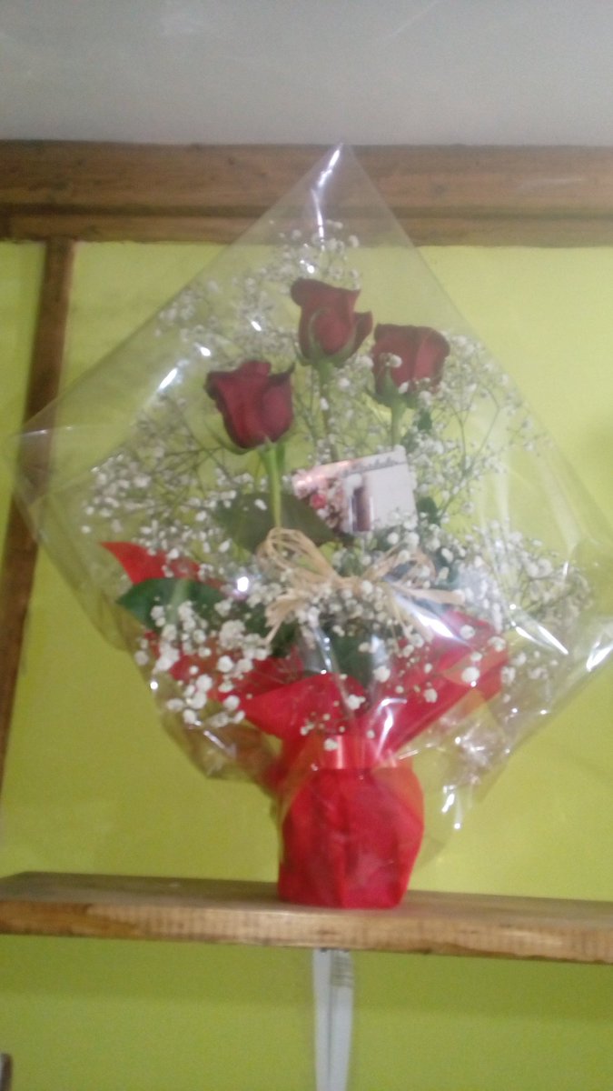 Digaloconflorez's tweet photo. Arreglo 3 Rosas Rojas Ecuatorianas a solo $6.000 https://t.co/kyrwP1kJIm