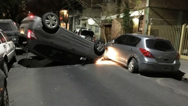 😎🚗 Chocó, volcó y se fue a dormir, pero les dejó los datos a los afectados bit.ly/29wBUKD