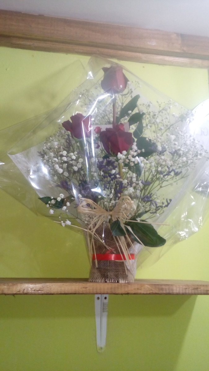 Digaloconflorez's tweet photo. Arreglo Floral 3 Rosas Rojas a 6.000 https://t.co/mPtqGNDXzH