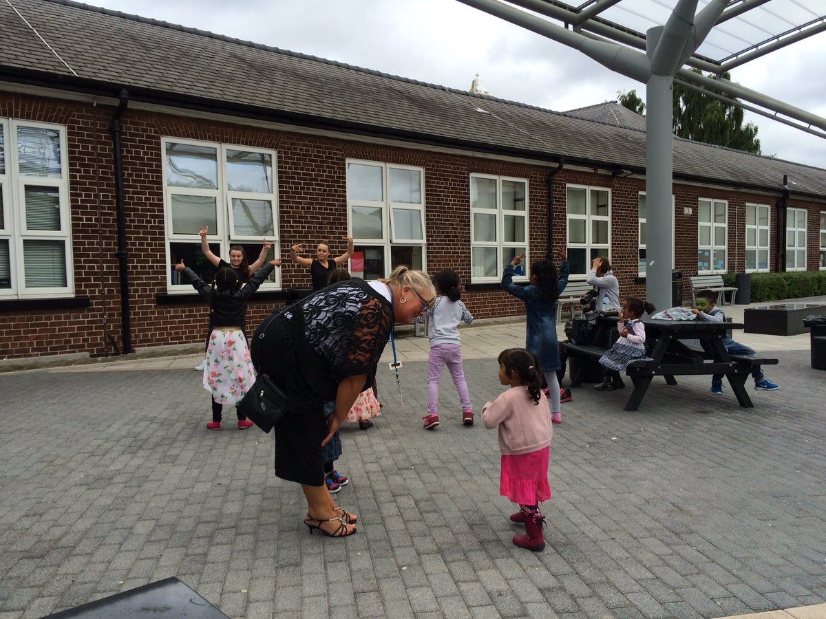Maili_L's tweet photo. Kids practicing their dance outside, ready to perform later! #MosscareARC2016 https://t.co/KuboPq609p