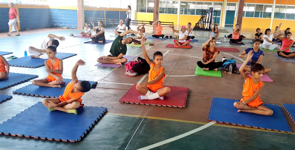 Rosabrandonisio's tweet photo. Niñas de nuestra Escuela de Gimnasia de @Iamdesandi también participan en #4toFestivalDeYoga #SanDiegoEs Bienestar https://t.co/DM6UgXQUoH