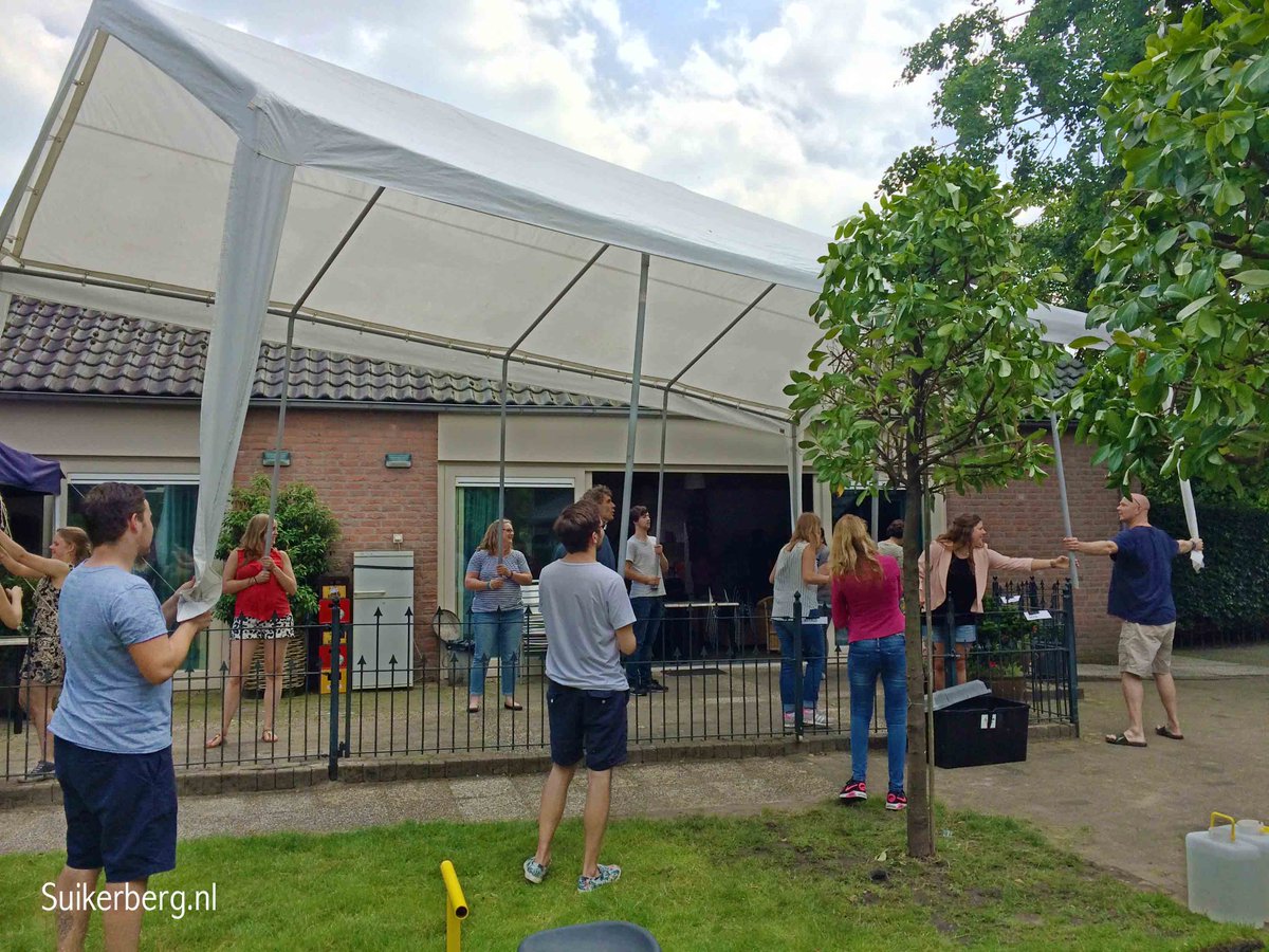 Suikerberg's tweet photo. #Teamwork! samen de tent opbouwen. #weekendjeweg op #Suikerberg in #loonopzand #groepsverblijf https://t.co/oZDqqqrHwE