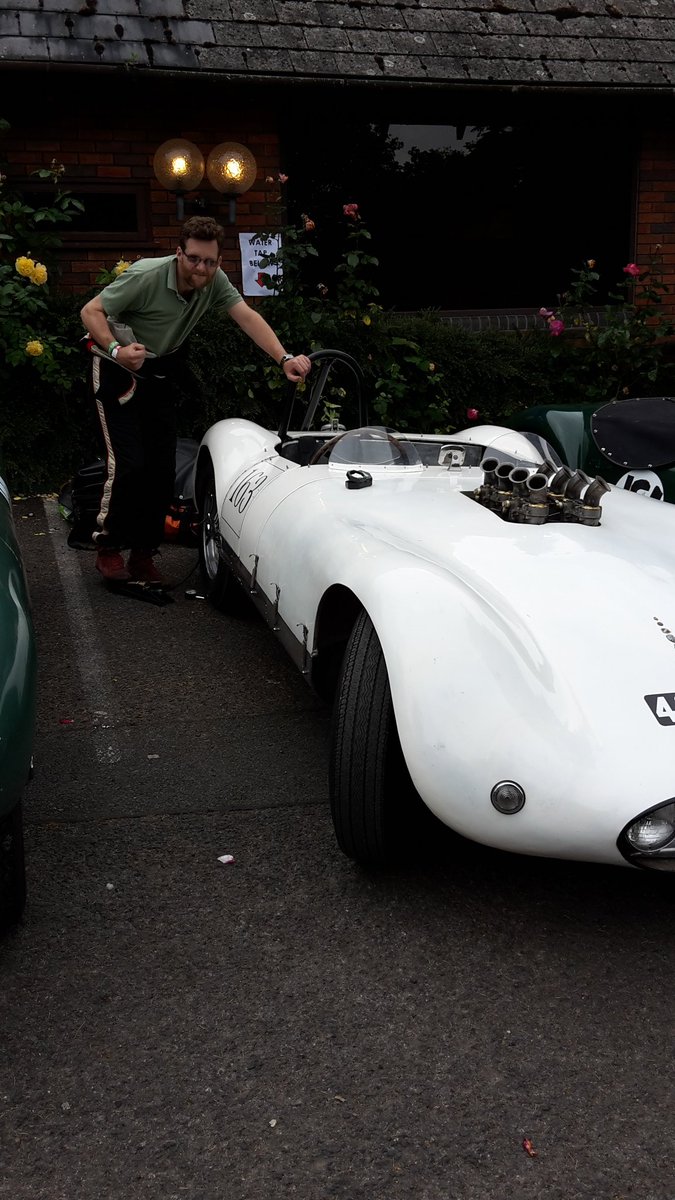 It's getting serious, he's changing the tyre pressures! <a href="/OliverTomlin/">Oliver</a> @cihillclimb