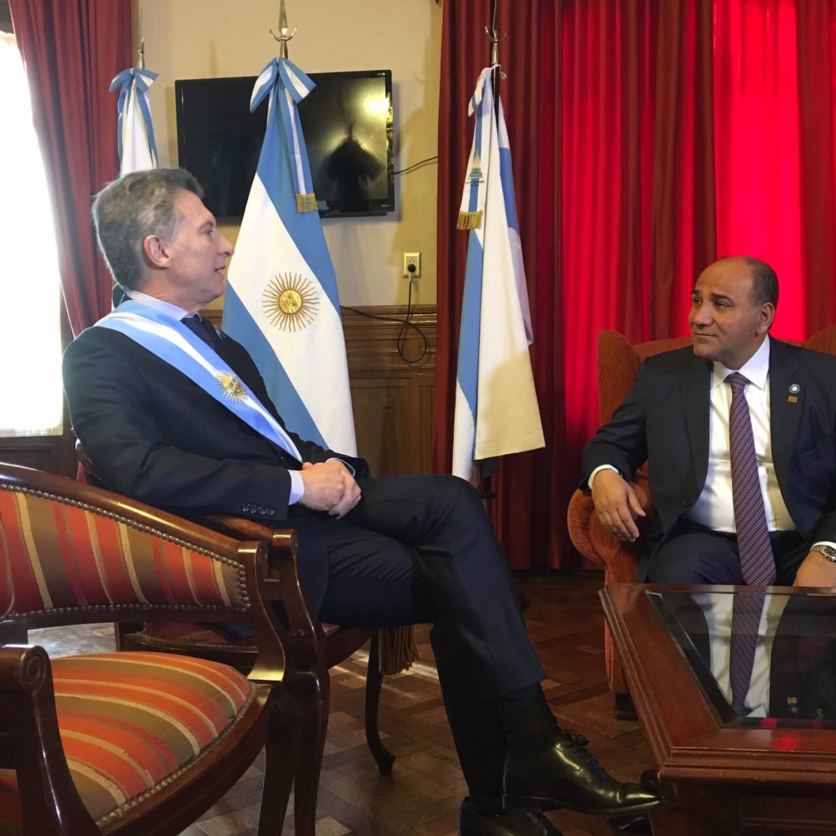 mauriciomacri's tweet photo. Reunido en la Casa de Gobierno de Tucumán con el Gobernador Manzur. https://t.co/f8dfNpIqW5