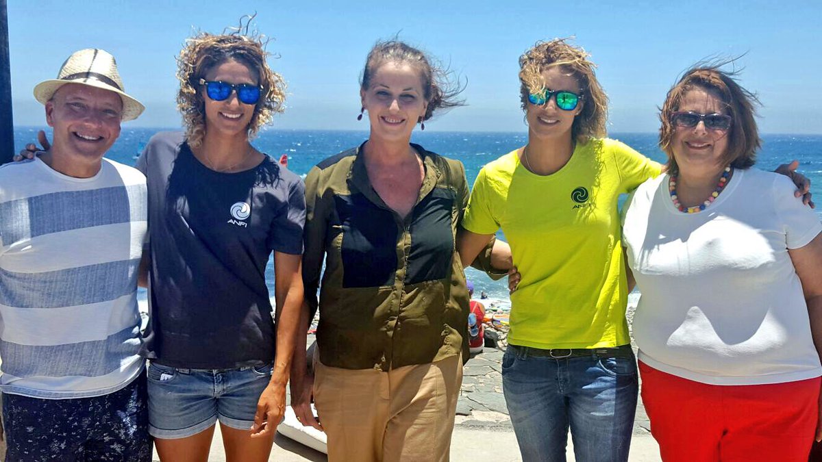 CarlaAntonelli's tweet photo. Con Iballa y Daida Ruano Moreno @morenotwins 25 veces campeonas del mundo #Windsur y lxs compañerxs @psoesantalucia https://t.co/XJAuQWZz4k