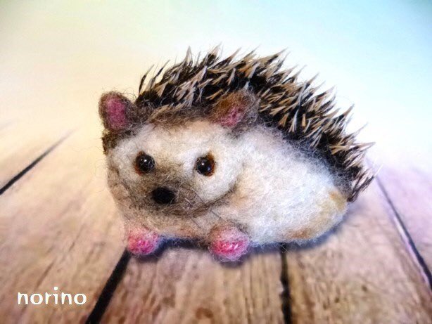 平面ハリネズミちゃん😃別名ハリネズミブローチ。 #ハリネズミ #羊毛