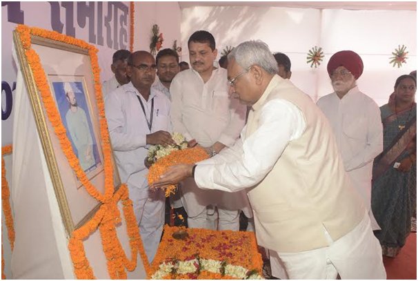 शहीद पीर अली के शहादत दिवस पर शहीद के चित्र पर माल्यार्पण कर श्रद्धांजलि अर्पित करते हुयेbit.ly/29D6aBG