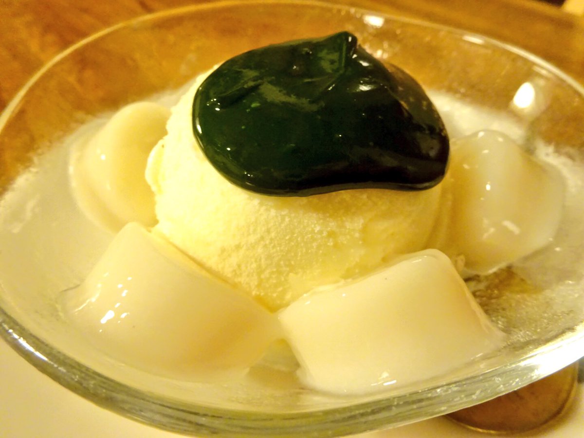 softcream_world's tweet photo. 北海道初日、〆のデザートは円山茶寮のバニラアイスクリームの抹茶あんがけ(白玉入り)！

遅くまでやってる雰囲気の良いお店で、美味しいアイスクリームが食べられます♪

ビターな抹茶餡と甘いアイス組み合わせが美味しい＼(^o^)／ https://t.co/NlZ2EJ1bU0