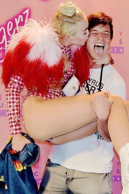 hotmiley's tweet photo. no one can top Miley's m&amp;g goals 💖 https://t.co/yZ1APsOjs4