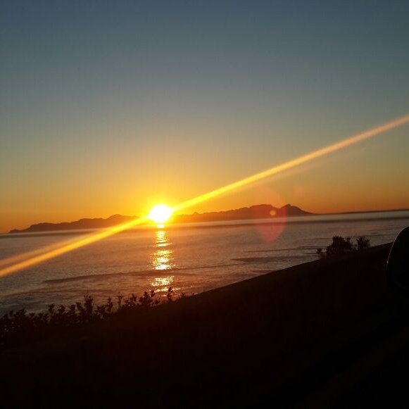 RonetteI's tweet photo. Just look at this gorgeous #CapeTown #sunset https://t.co/ET13XIdhbF