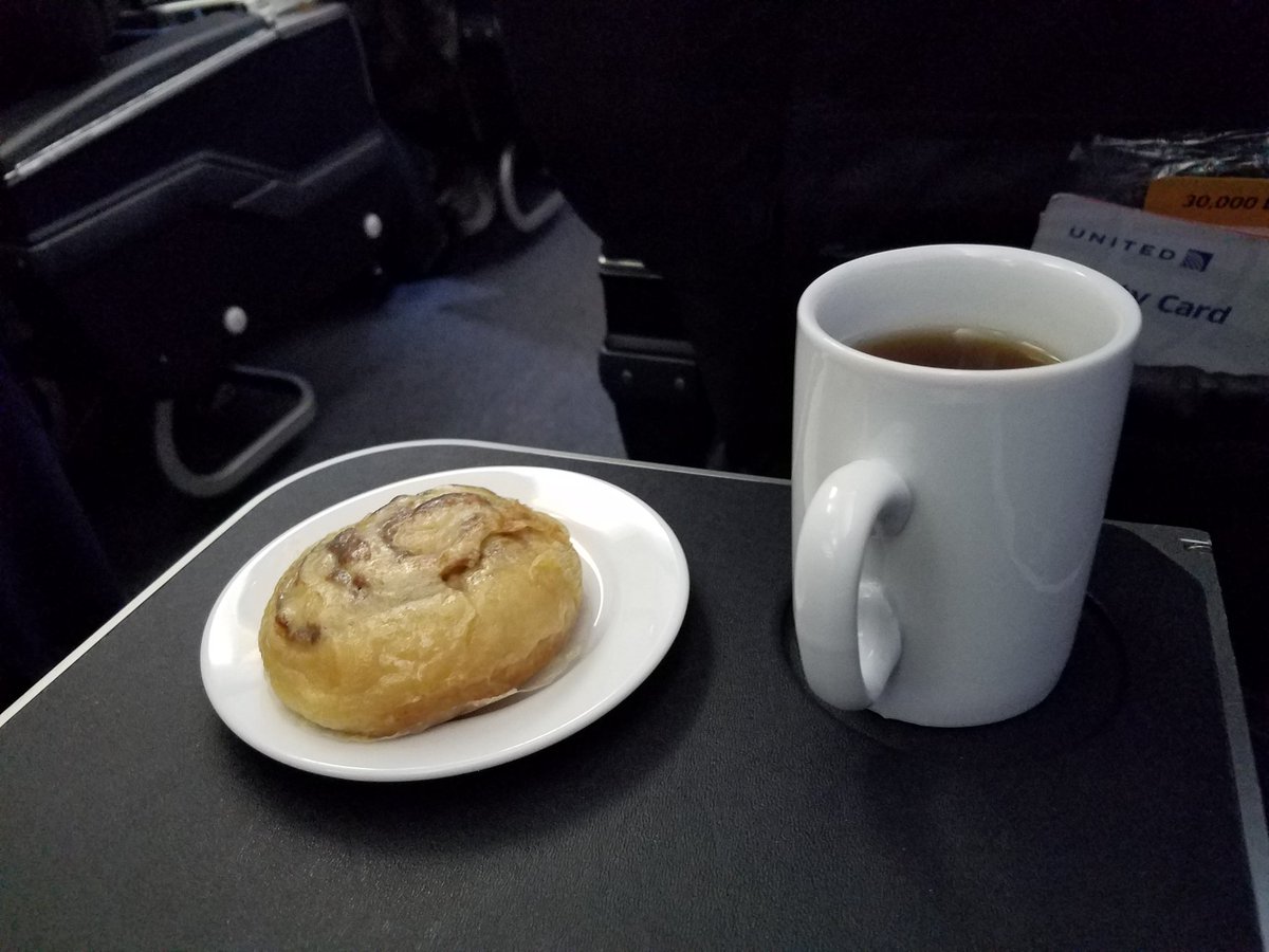 ILENE2711's tweet photo. On another note, when #SweetToothWins lol #UnitedFlights #FirstClassPerks @united #CinnamonRolls #TeaTime https://t.co/V5VQTUIhfT